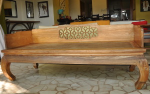 Upcycling teak day bed at home