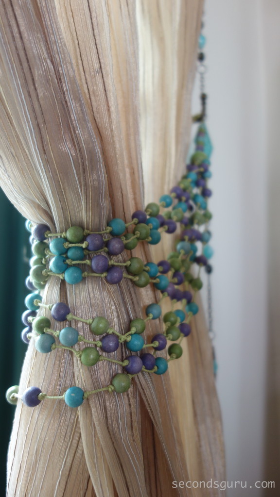 Tips & Tricks | Transform old junk jewellery into stylish home decor pieces |Chunky, colourful bead necklaces double up as stylish curtainhold