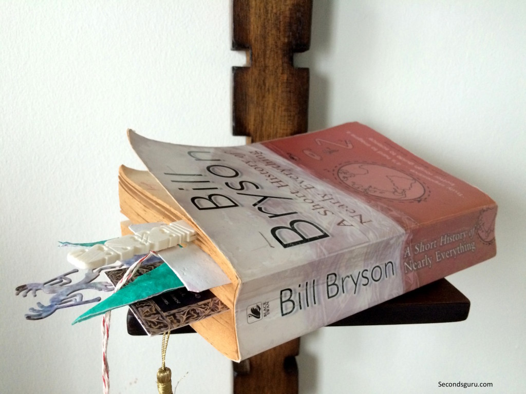 Ye olde dictionary! 4 book hacks to repurpose old books. Use them to store bookmarkers!