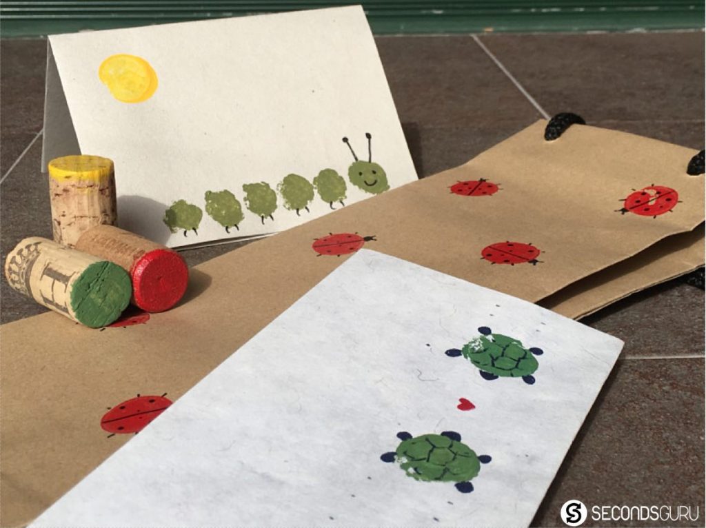 Turn wine corks into child's play this summer break! Create stamps for paintings / wrapping papers and greeting cards with your kids in this craft activity. [More ideas in the link!]